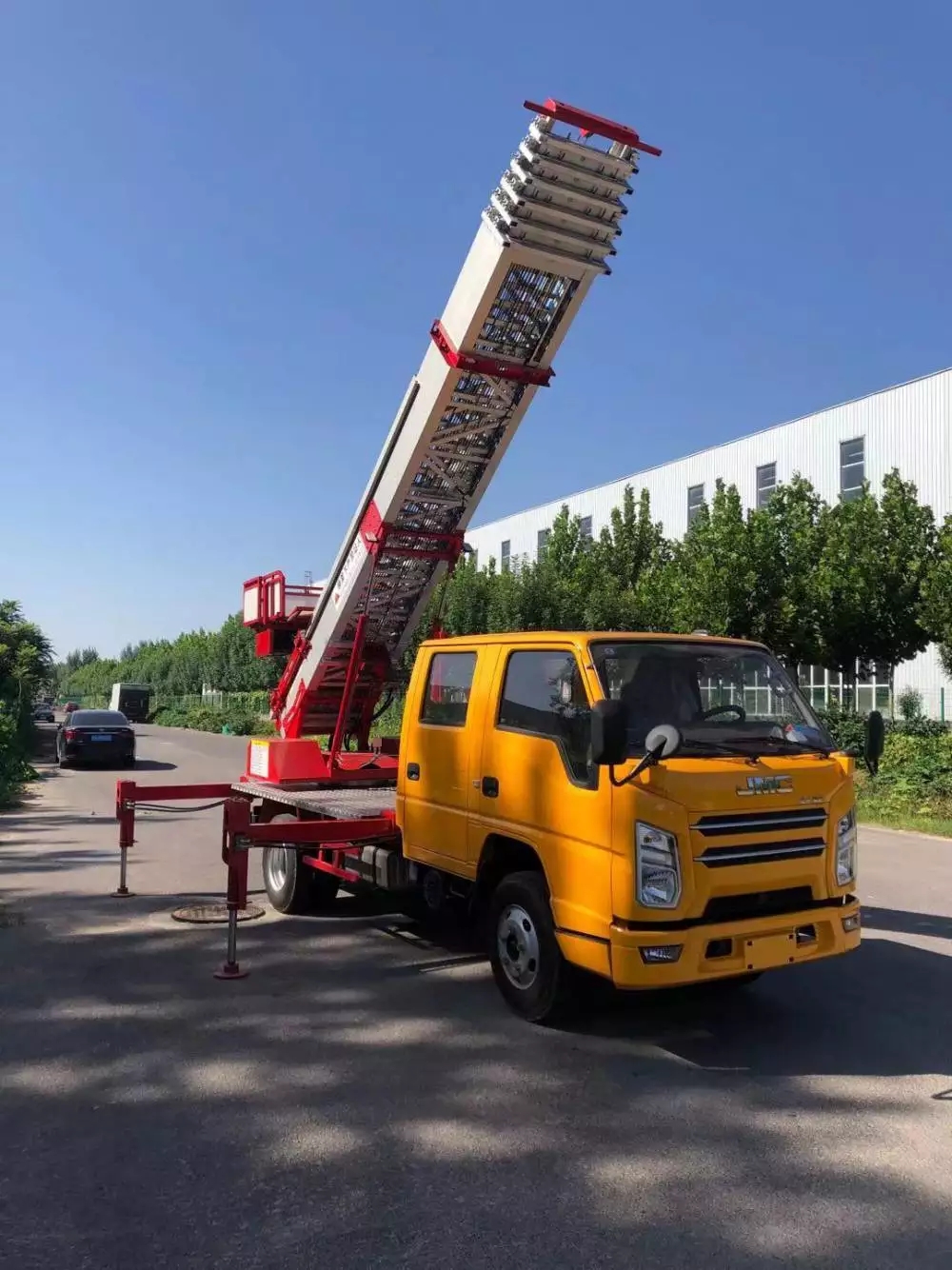 卫滨附近的云梯车出租服务：轻松解决高空作业需求