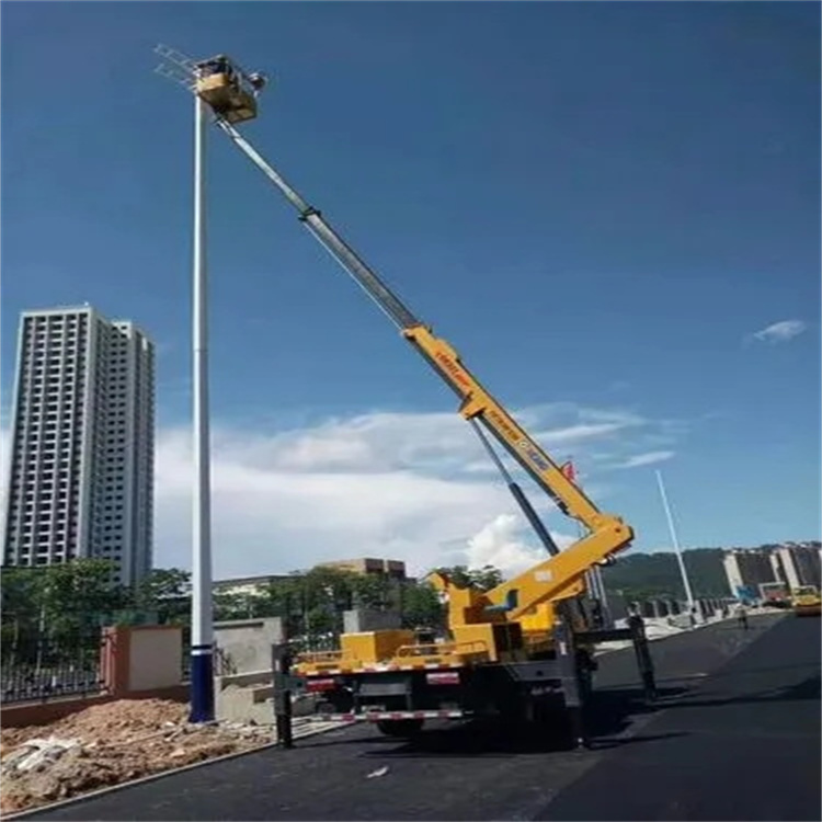 卫滨维修路灯的曲臂升降车出租